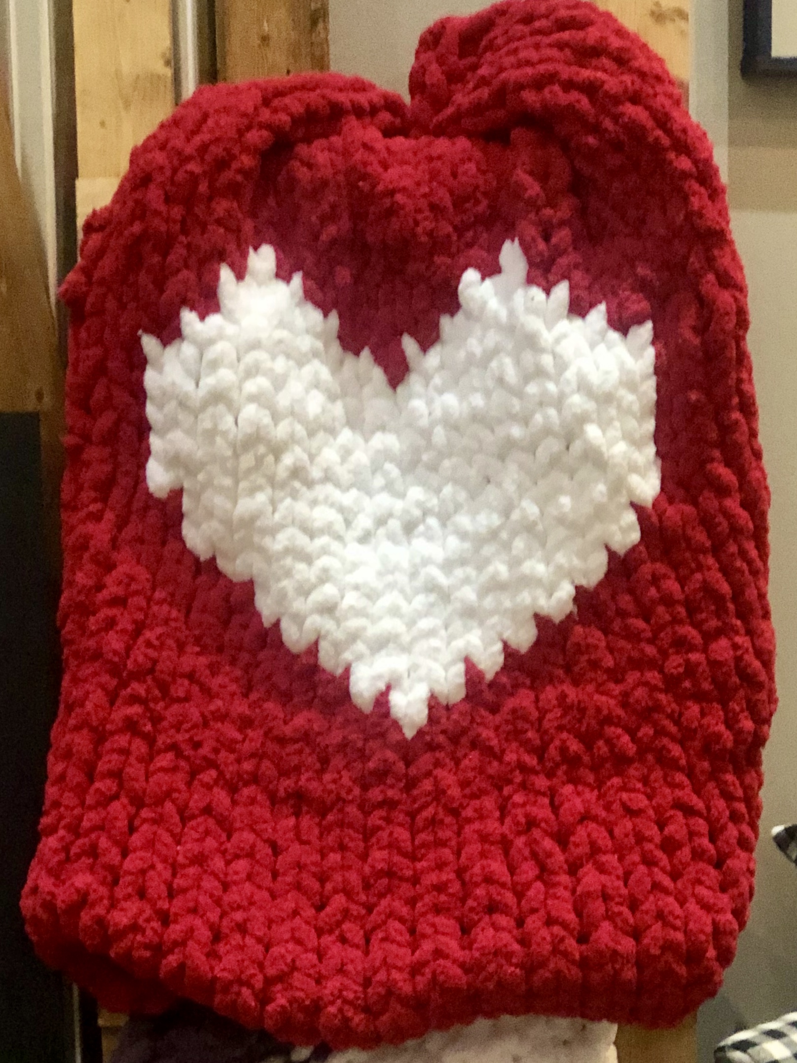HEART CHUNKY KNIT BLANKET